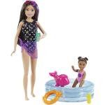 Barbie - Bébiszitter Barbie baba medencével és kiegészítõkkel