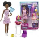 Barbie bébiszitter játékszett - pink ruhában, színes bõrű baba(FHY97)