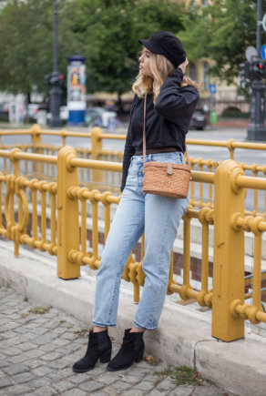Az influencer HeyJulie mom jeans farmert, bokacsizmát, pulóvert és rikkancs sapkát visel