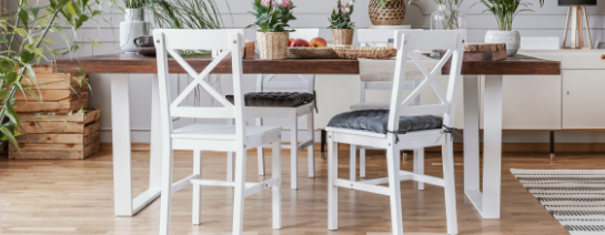 Fa étkezőasztal fehér székekkel