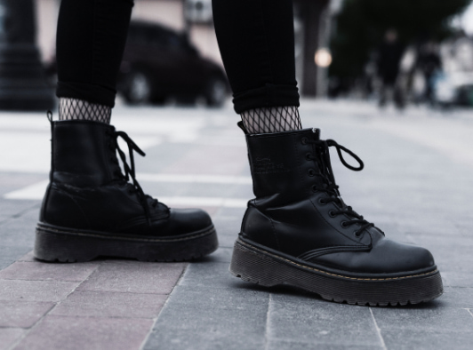 Featured image of post Doc Martens Bakancs Martens also commonly known as doc martens docs or dms is a british footwear and clothing brand headquartered in wollaston in the wellingborough district of northamptonshire england