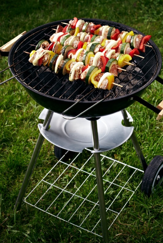 Kerti grillsütő nyárson sült hússal és zöldségekkel