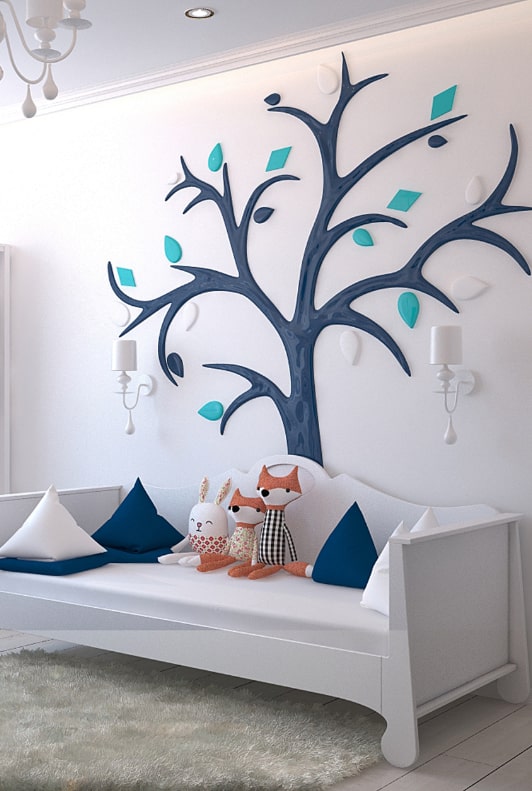 Fehér gyerekágy plüssállatokkal és falra festett fával