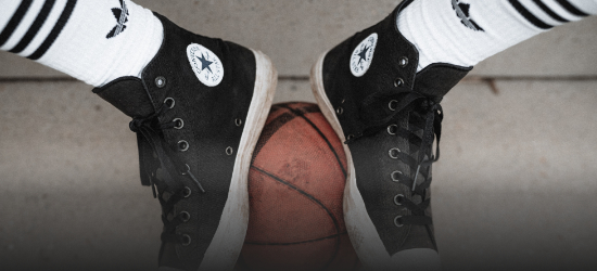 Fekete tornacipő kosárlabdával