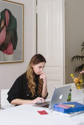 Otthonról dolgozó nő asztalnál, laptoppal