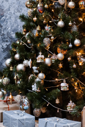 Elegánsan feldíszített karácsonyfa és ajándékok